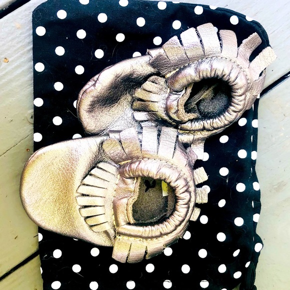 Freshly Picked size 2 silver moccasins - Picture 1 of 2